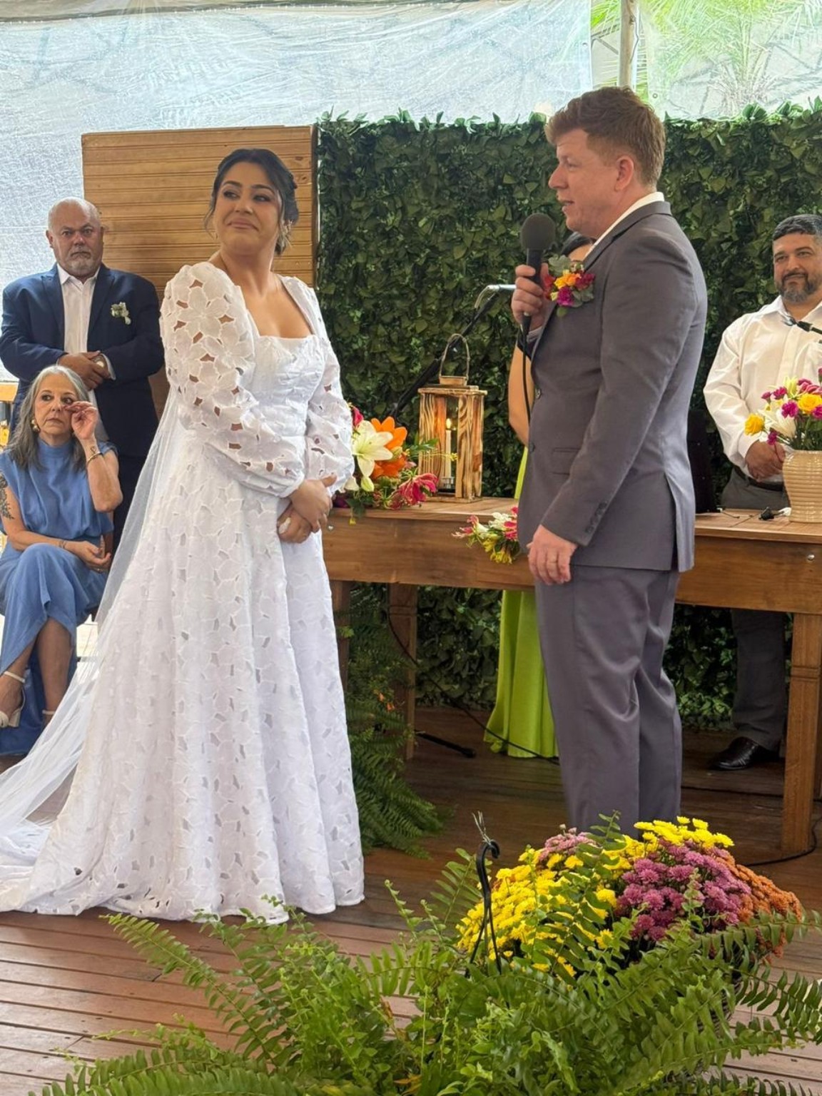 Luciano celebrando ao lado da noiva durante a cerimônia