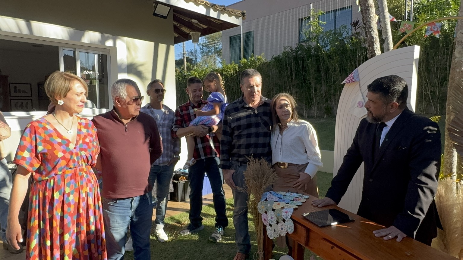 Luciano conduzindo a celebração diante dos familiares